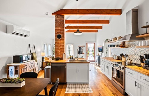 Balfour House | Wine & Wood-Wine Room Hot-Tub 5 Mins to Downtown