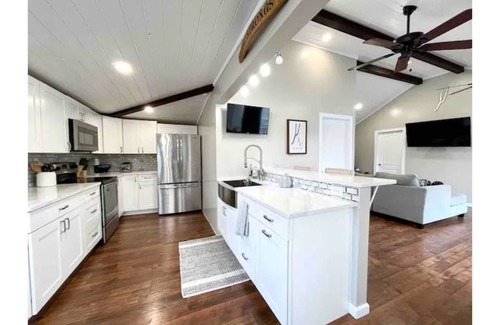 Dundee Cottage | WINERIES & BREWERIES NEARBY-NEWLY RENOVATED LAKEFRONT COTTAGE-BOAT SLIP-HOT TUB