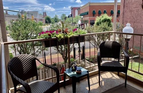 Geneva Apartment | Wineries, Lake & Spire - Munger Lofts Boutique