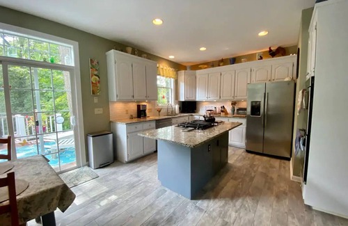 Batesville House | Winery, Breweries w/hot tub & firepit