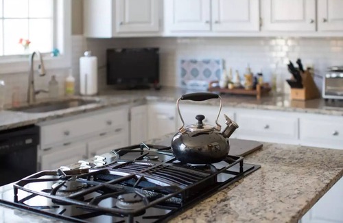 Batesville House | Winery, Breweries w/hot tub & firepit