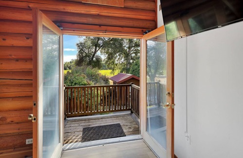 Cottonwood Cabin | Winery Guest House : Rest & Wine!