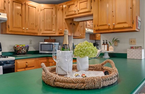 North Andover Apartment | Winery Studio w/Private Hot Tub,Fireplace,Tasting