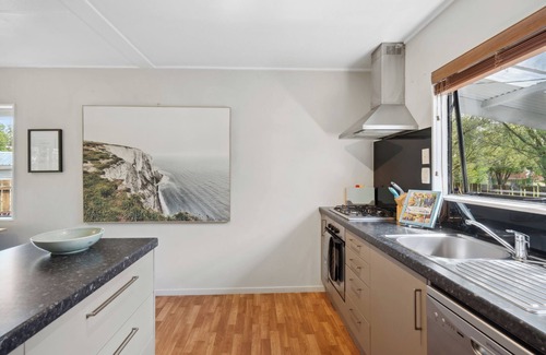 Carterton House | Wingspan Cottage - Carterton Holiday Home