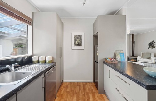 Carterton House | Wingspan Cottage - Carterton Holiday Home