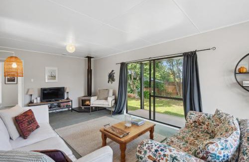 Carterton House | Wingspan Cottage - Carterton Holiday Home