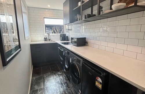 Hamilton Apartment | Winifred's Boutique Central Hamilton Apartments. Close to FMG Stadium