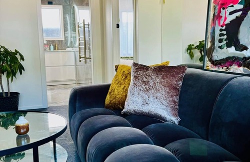 Hamilton Apartment | Winifred's Boutique Central Hamilton Apartments. Close to FMG Stadium
