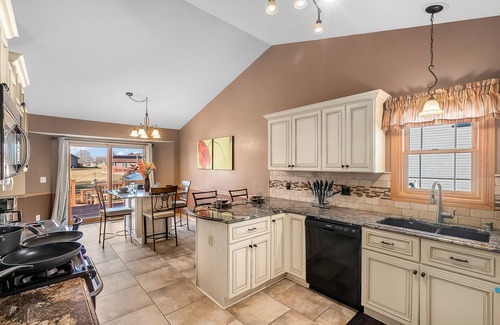 Winnebago House | Winnebago Spacious Home♥ Beautiful Kitchen LG Yard!