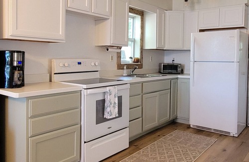 Baldwin Cottage | Winsome Cottage, a 2-bedroom ranch on a peaceful lake in Baldwin with AC & WiFi.