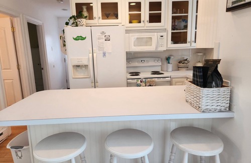 Breakwater Village Cottage | WINTER DISCOUNT/Gorgeous, quaint cottage one block from private beach!