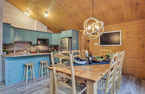 Lac-Superieur Cottage | Winter Escape 7 minutes away from Tremblant North side ski slopes/chairlifts