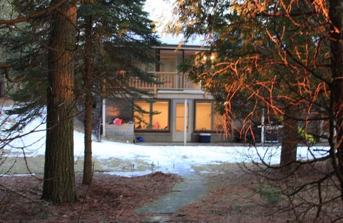 Two Rivers House | Winter escape/hiking/Ice Age Trail/Lake Michigan private beach/balcony/games