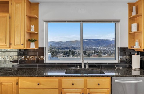 Black Mountain House | Winter Mountain Retreat - 30 mins to Big White Resort!