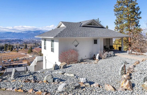 Black Mountain House | Winter Mountain Retreat - 30 mins to Big White Resort!