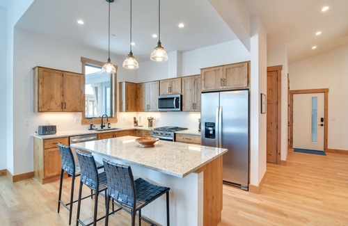 Fraser Condo | Winter Park Retreat: Balcony, Hot Tub & Fireplace!