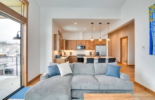 Fraser Condo | Winter Park Retreat: Balcony, Hot Tub & Fireplace!