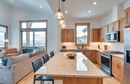 Fraser Condo | Winter Park Retreat: Balcony, Hot Tub & Fireplace!