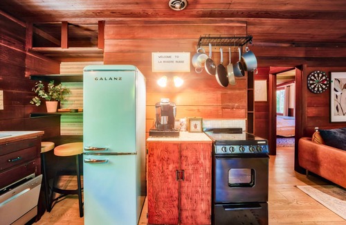 Forest Hills Cabin | Winter Promo: Stylish Cabin Near Dtown Santa Long Stay Open. Pet-friendly!