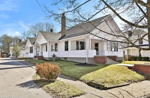 Shelbyville House | Winter Rates Bourbon Trail Hot Tub Fire Pit