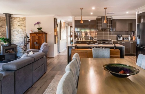 Beerwah House | Winter Ready | Family Retreat with Spa & Movies!
