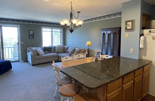 East Burke Condo | Winter Ski on / Ski Off Mountainside Condo - Mountain Bikers too!