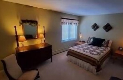 East Burke Condo | Winter Ski on / Ski Off Mountainside Condo - Mountain Bikers too!
