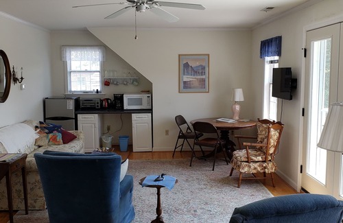 Seabreeze Apartment | Winter, Spring, Summer, Fall - Quiet Studio Apt Close to the Beach