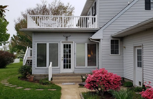 Seabreeze Apartment | Winter, Spring, Summer, Fall - Quiet Studio Apt Close to the Beach