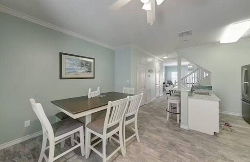 Corpus Christi Condo | WINTER TEXANS WELCOME- 3 BR 3.5 BA + Garage, 2 Balconies, 2 blocks to Beach!nn