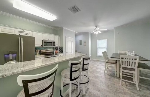 Corpus Christi Condo | WINTER TEXANS WELCOME- 3 BR 3.5 BA + Garage, 2 Balconies, 2 blocks to Beach!nn
