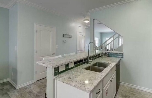 Corpus Christi Condo | WINTER TEXANS WELCOME- 3 BR 3.5 BA + Garage, 2 Balconies, 2 blocks to Beach!nn
