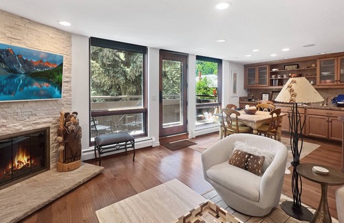 Aspen Condo | Winter Views on Aspen’s Main St! Walk to Everything! Balcony, Gas FP, Elevator, Parking, Hot tub