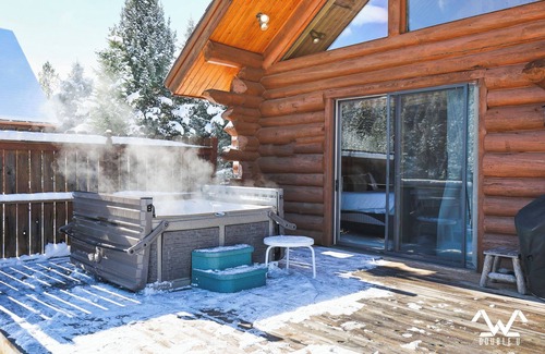 Gallatin Gateway Cabin | Winter Wonderland Cabin! Sleeps 12! Awesome Hot Tub and Fireplace!