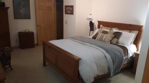 Arnold House | Winterfell Inn - No Xtra Fees, Dogs OK, King & Queen Suites