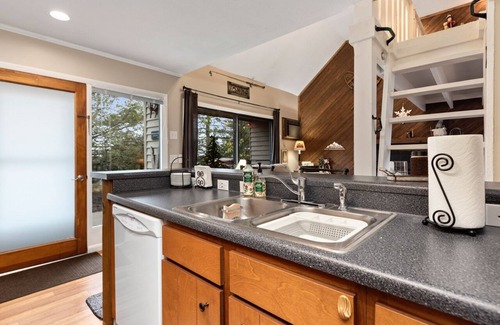 Nellysford Condo | Wintergreen - Cozy Mountain Getaway! Close to Hiking Trails!