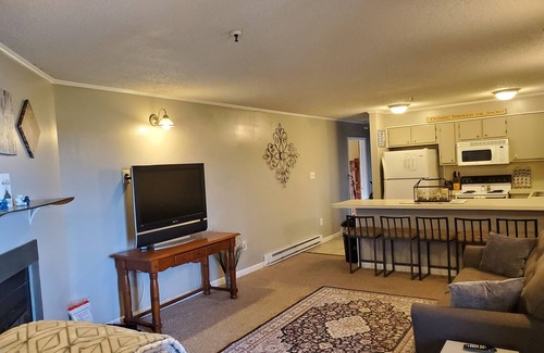 Ghent Condo | Winterplace 3BR/2BA Condo - Gorgeous View - Ski in Ski out