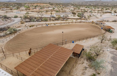 Wickenburg House | Winters Oasis Bungalow and stalls