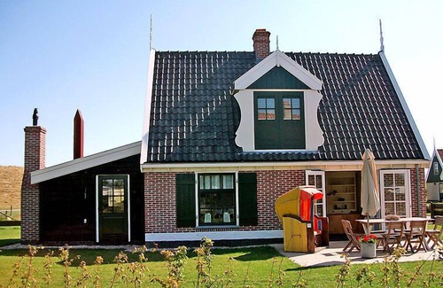 Hippolytushoef House | Wiringherlant by Interhome