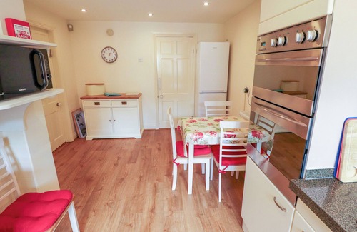 Kneesall Cottage | WISTERIA COTTAGE, family friendly in Sherwood Forest