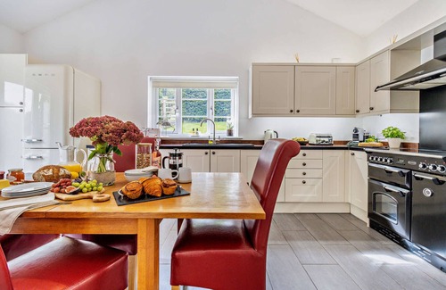 Ysbyty Ystwyth House | Wisteria Cottage - Bwthyn yr Ardd