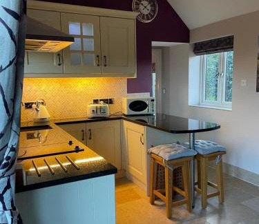 Banbury House | Wisteria Cottage - Hillside Holiday Cottages, Cotswolds