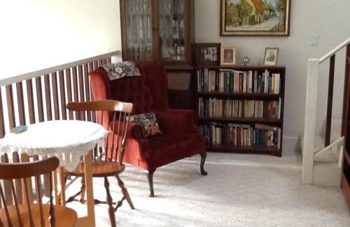 Sooke Bed & Breakfast | Wisteria Honeymoon Cottage
