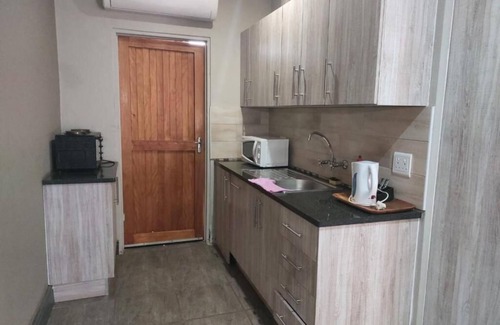 Tsantsabane House | Wisteria Lane Guesthouse