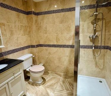Langdon House | Wisteria Lodge, beautiful home in a great location
