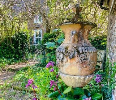 Langdon House | Wisteria Lodge, beautiful home in a great location