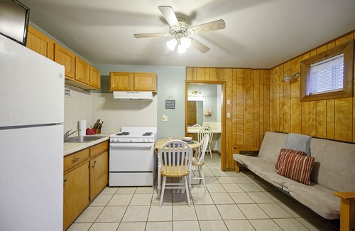 Broken Bow Cabin | Wisteria Way 1 Bedroom cabin Sleeps 4, Stocked Pond, Near the lake!