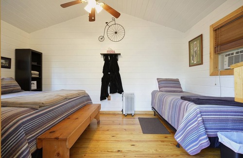 Ellijay Cabin | With a king sized bed BEAR'S LAIR gives comfort of home plus an outdoorsy vibe!