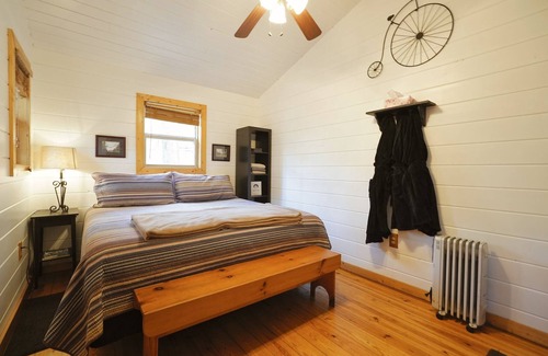 Ellijay Cabin | With a king sized bed BEAR'S LAIR gives comfort of home plus an outdoorsy vibe!
