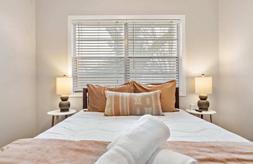 Deer Park House | with Arcade and Covered Patio Sleep 9 in this 4 Bedroom 2 Bath Home 5 star host
